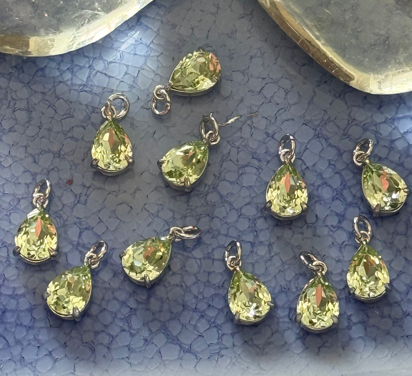 CHARM TRIANGLE PERIDOT CRYSTAL PLATINUM 10X6MM  1 PC