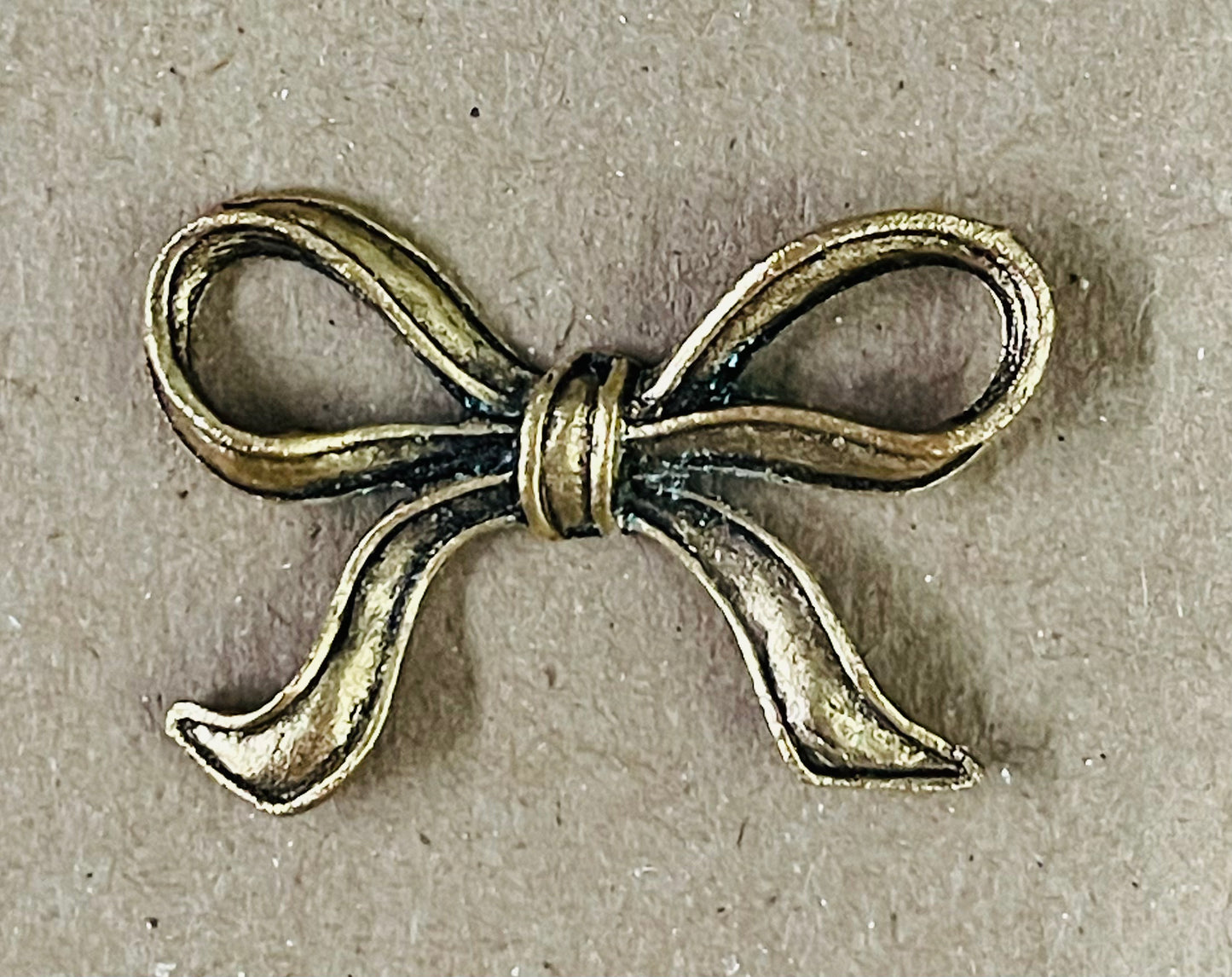 Lazo (bow) antique gold