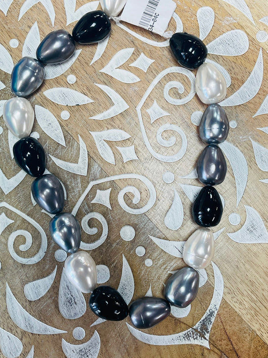 BLACK AND WHITE PEARLS 23X17MM DROP ABOUT 17 PCS 1 STRAND