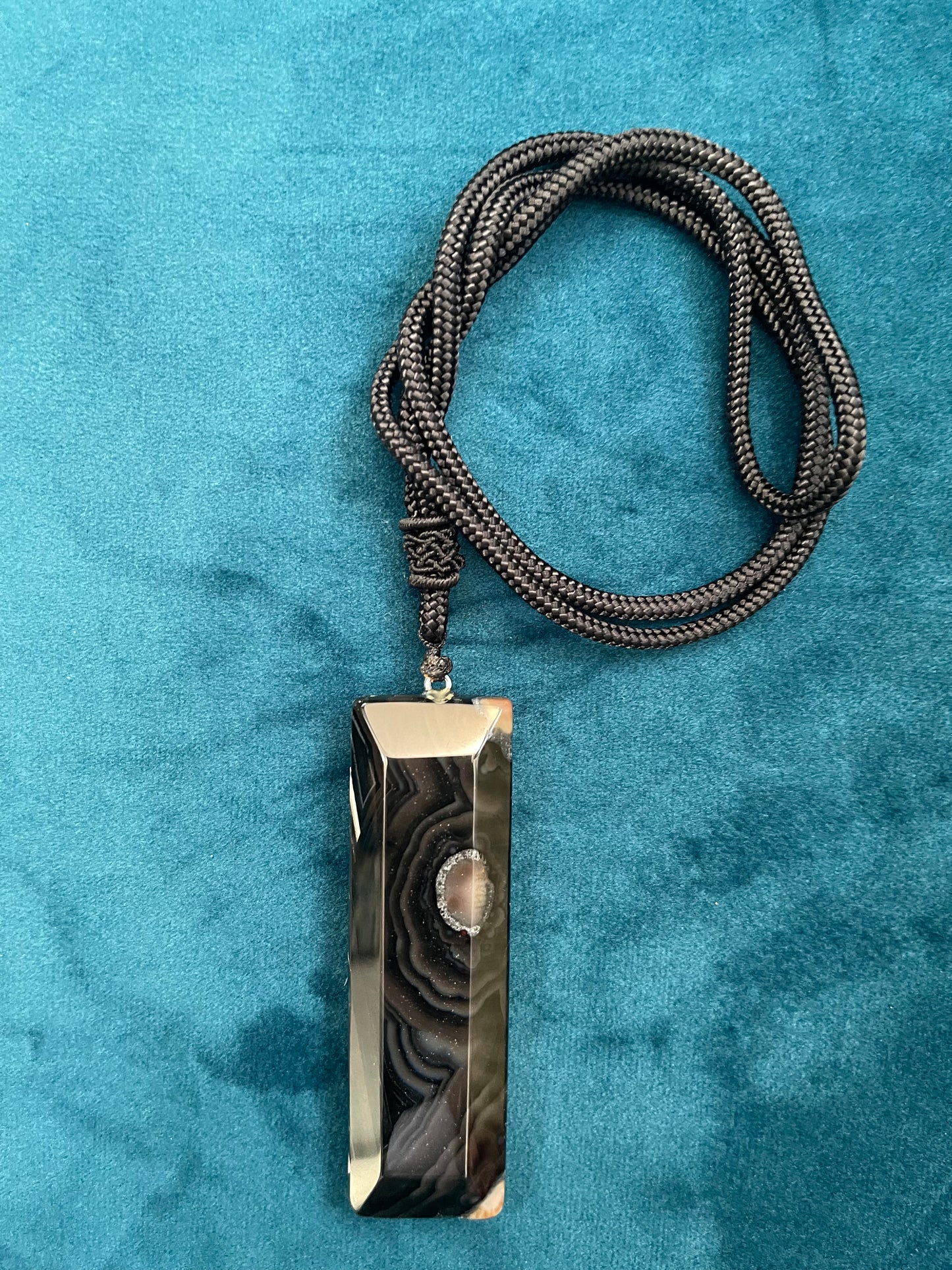 PENDANT BLACK AGATE WITH CORD 26-29 INCHES 1 PC