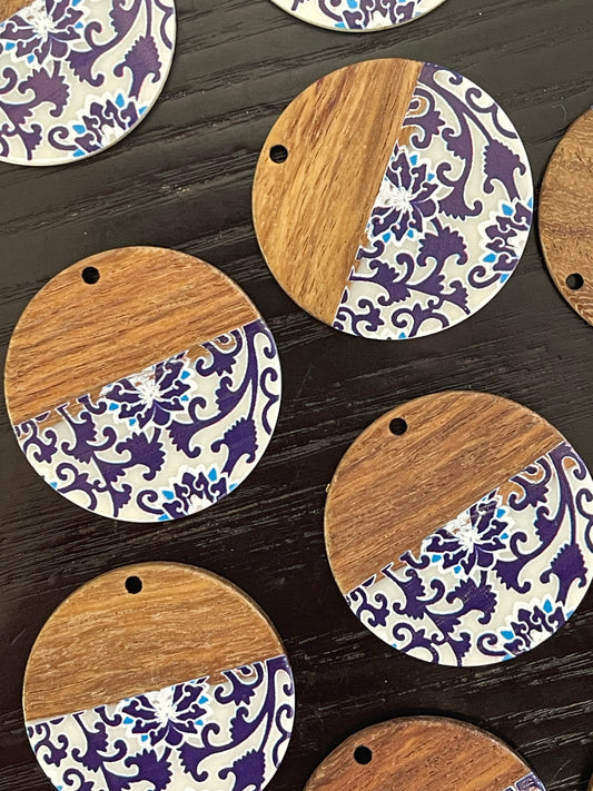 PENDANT CIRCLE WOOD +RESIN DARK BLUE FLOWERS 35MM 2 PC