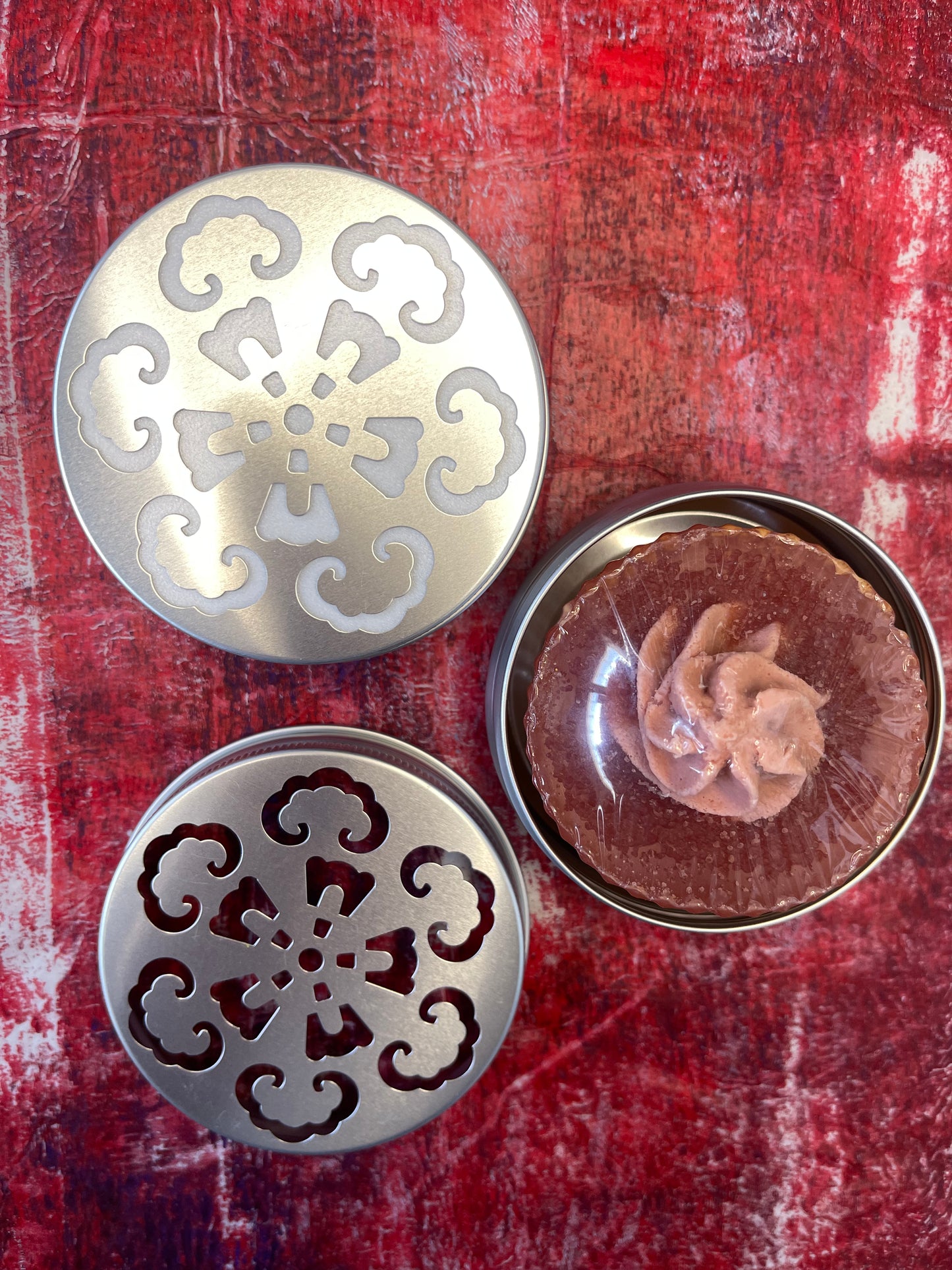 ROUND TIN WTH FLORAL PATTERN 1 PC