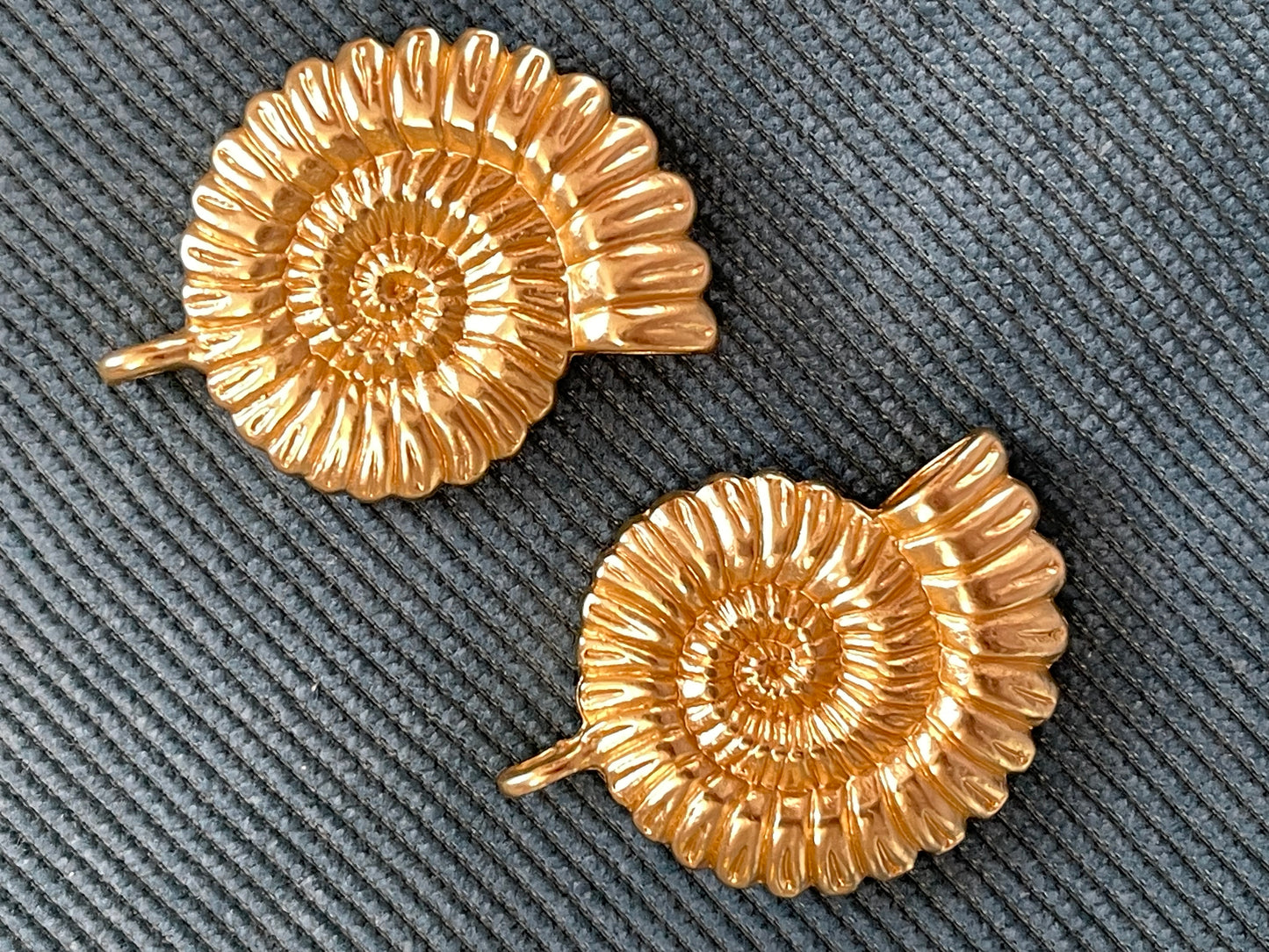 PENDANT NAUTILUS GOLD PLATE 18 KT MATTE GOLD 2 PCS