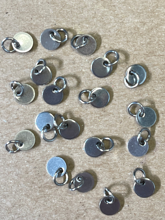 TAG CHARM FLAT ROUND 6X0.7MM SST 20 PC STAINLESS STEEL COLOR