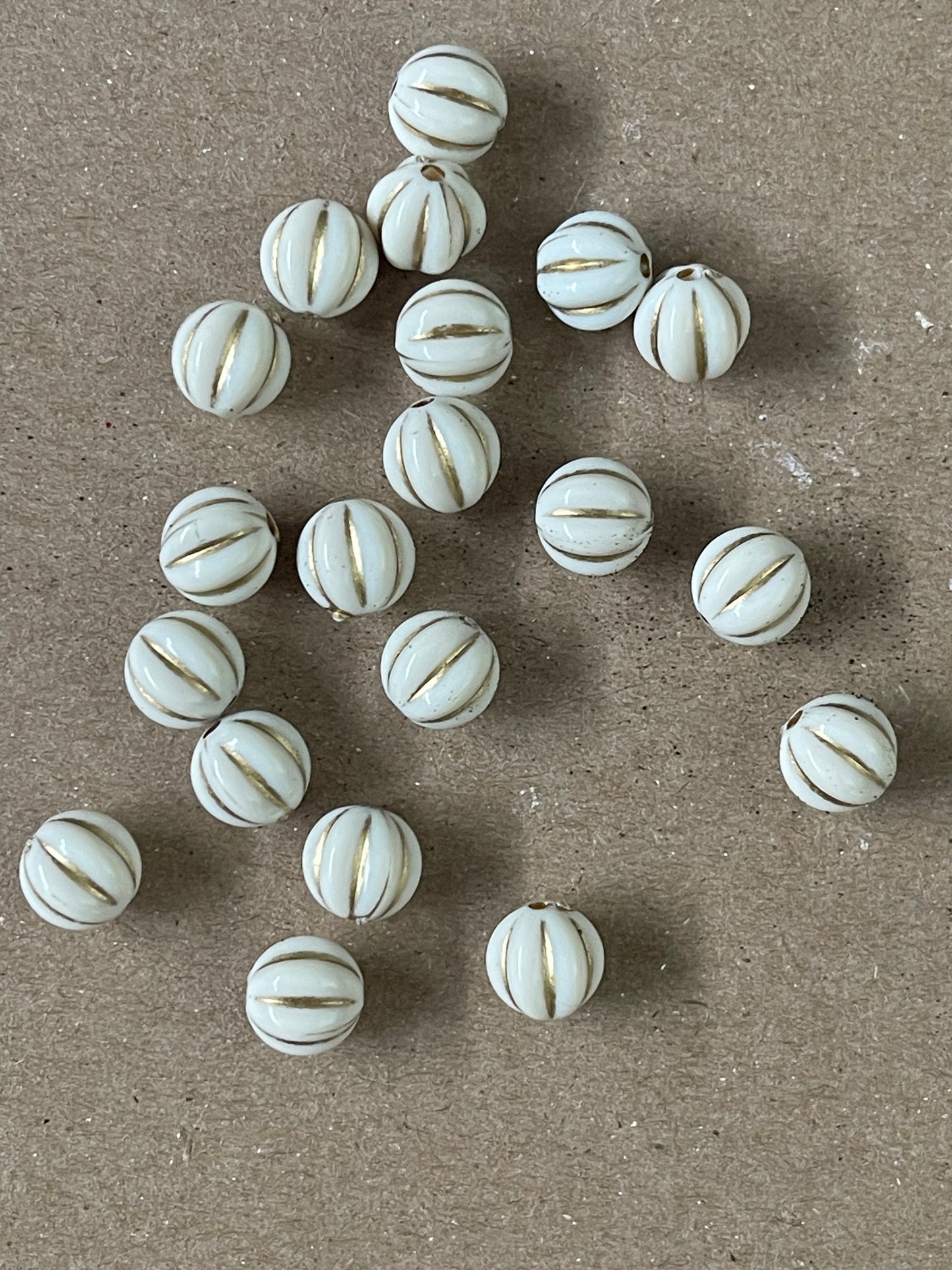 BEAD ACRYLIC ROUND BEIGE & GOLD  20 PC