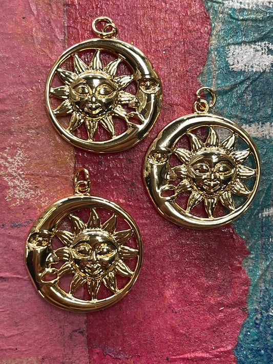 CHARM SUN AND MOON GOLD PLATE 18 KR 28MM 1 PC