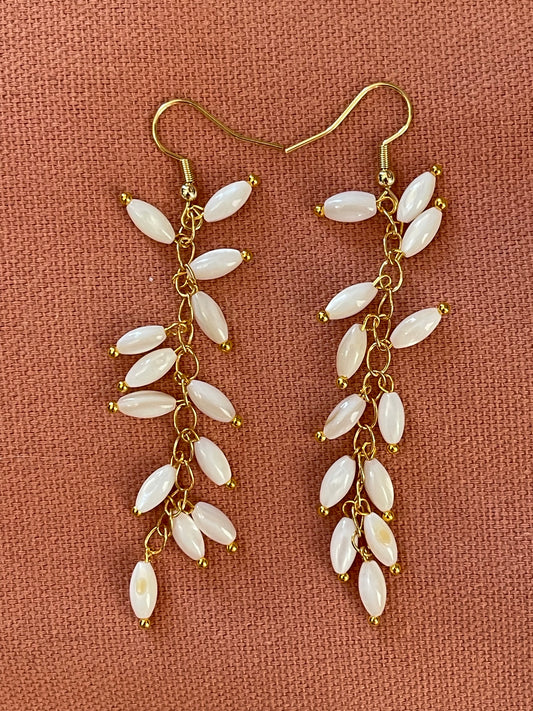 DANGLE EARRING GOLD PLATE WITH RICE PEARLS 1 PAIR
