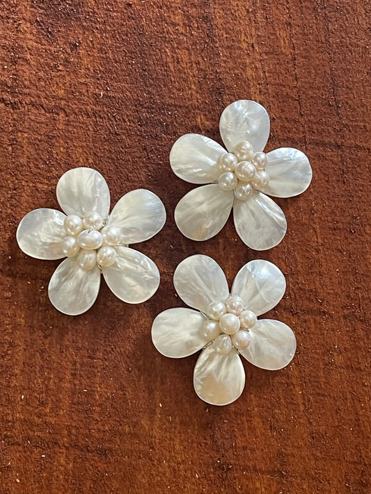 PENDANT FLOWER WHITE SHELL AND PEARLS 43 MM 1 PC