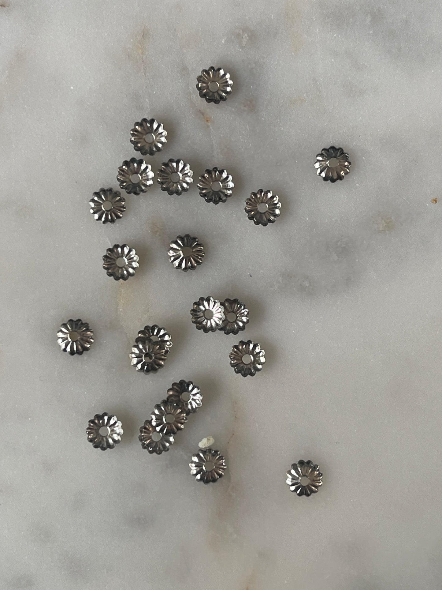 BEAD CAP 5 MM  PLATINUM FLOWER 30 PC