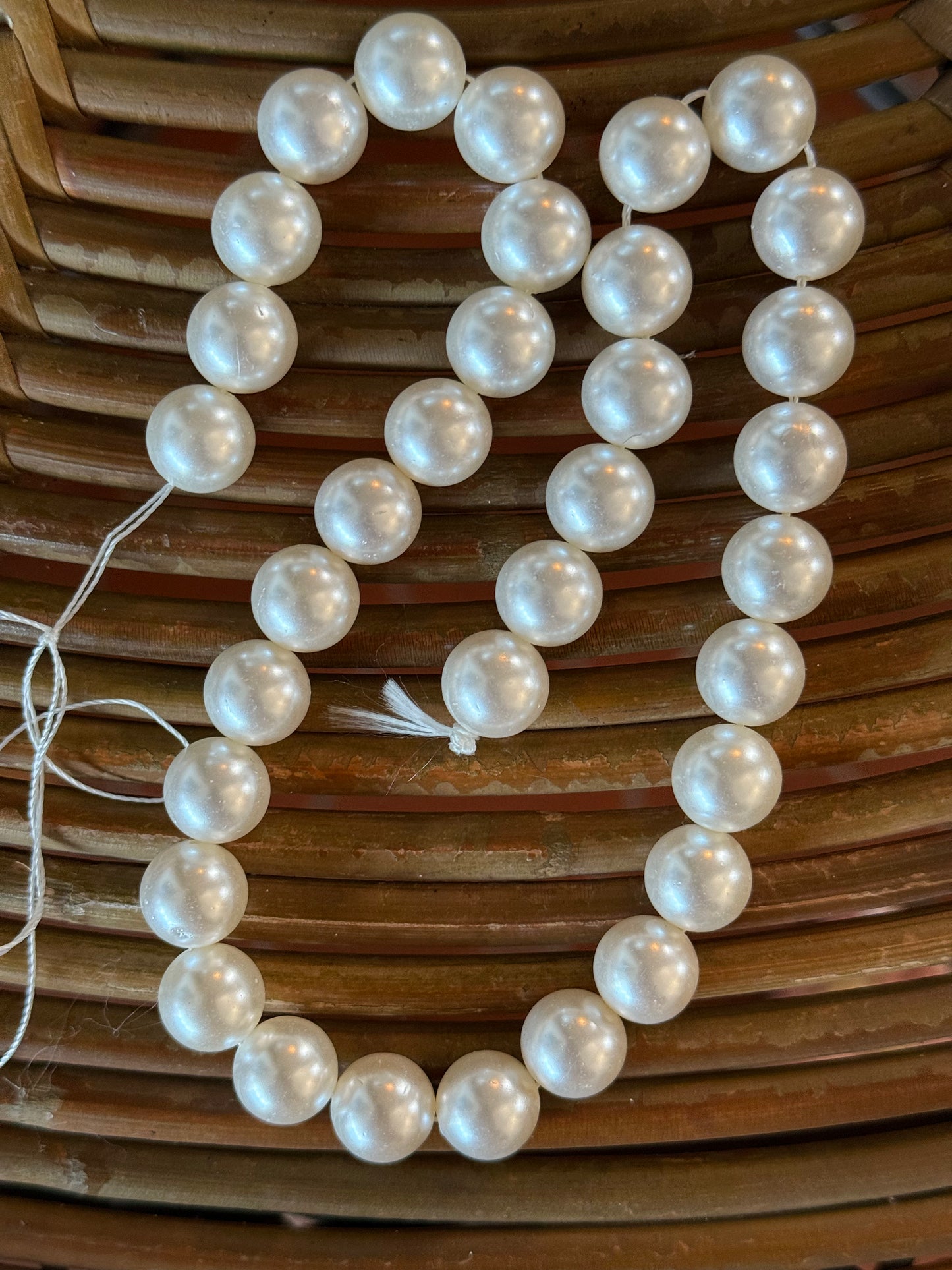 SHELL PEARL 12mm ROUND WHITE  1 STRAND
