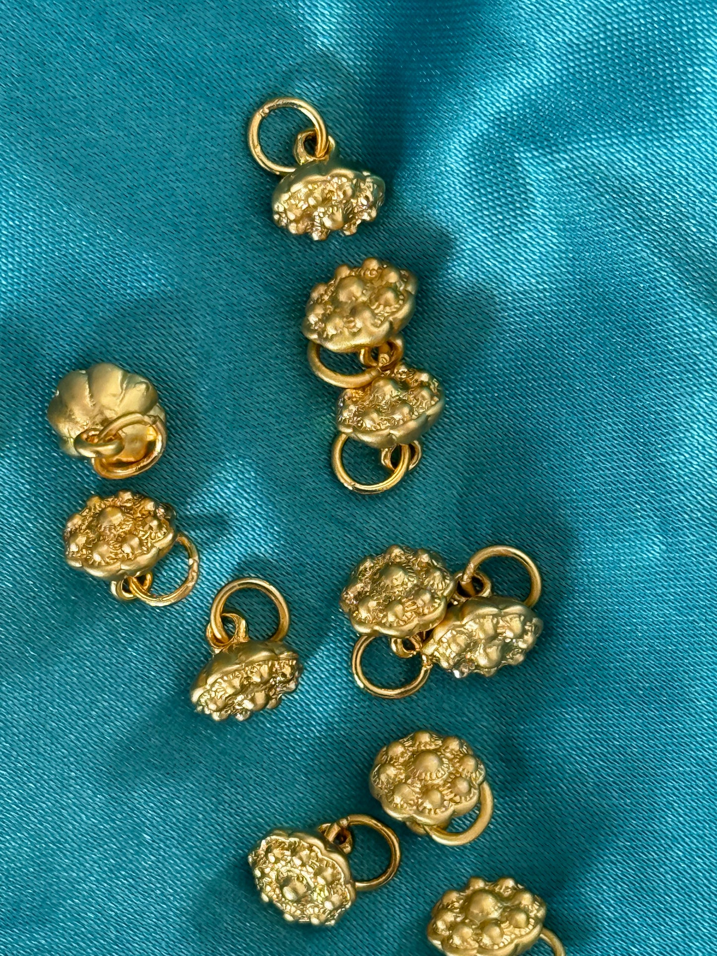CHARM LOTUS POD MATTE GOLD PLATED 18KT 6.5X7MM 5 PC