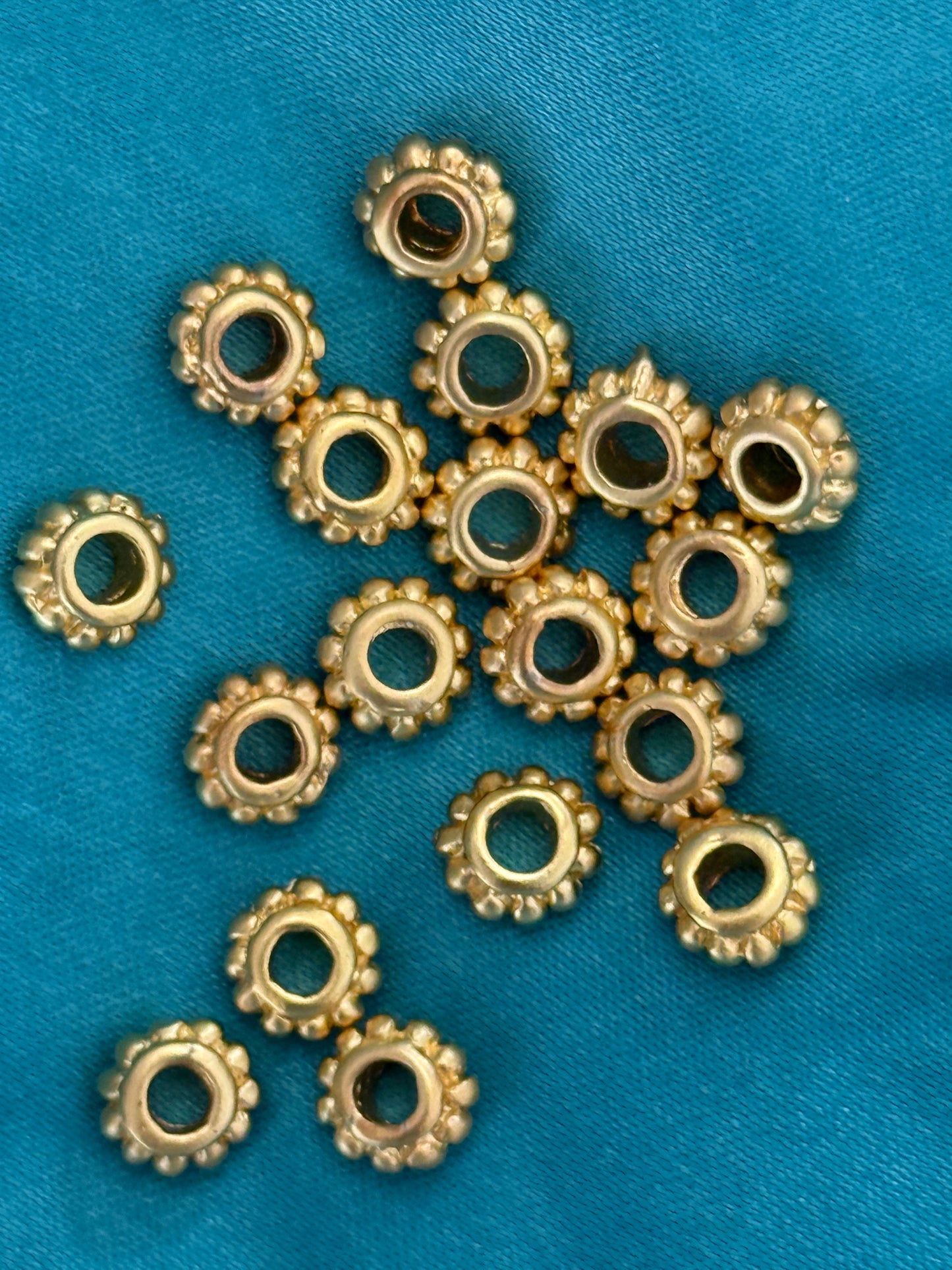 SPACER BEAD MATTE GOLD PLATED 18KT FLAT ROUND FLOWER 5 PC