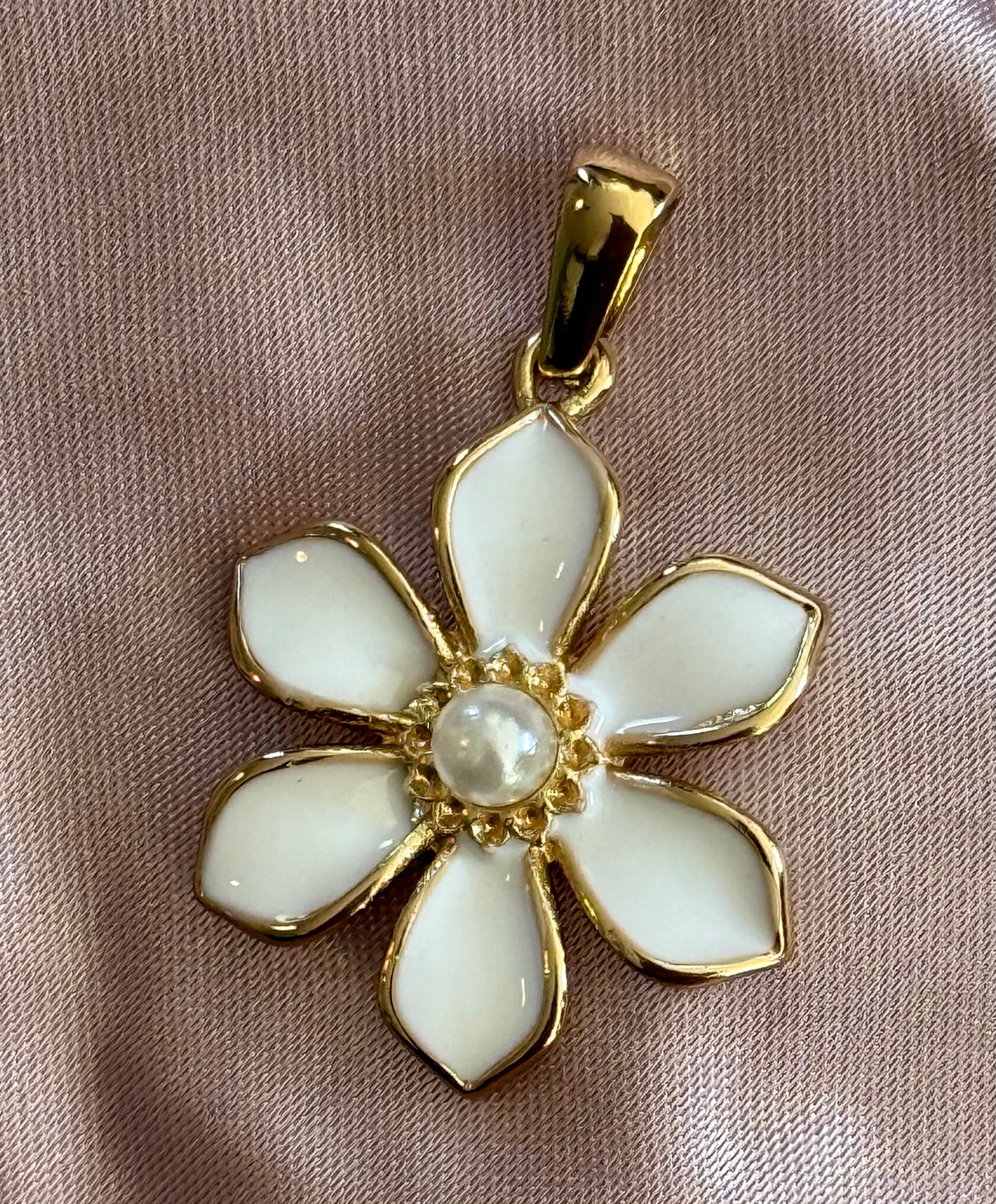 PENDANT WHITE FLOWER ENAMEL 28MM WITH BAIL 1 PC