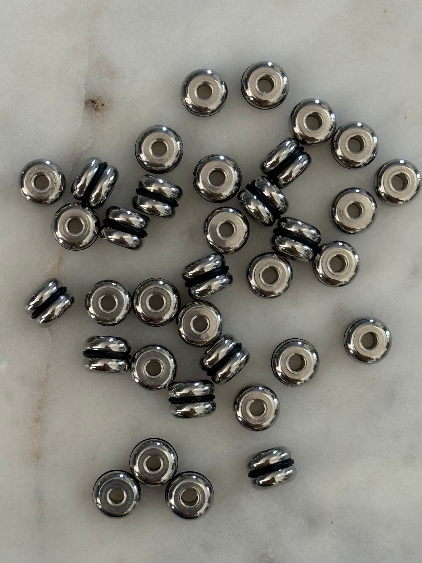 SPACER BEAD WITH BLACK SILICONE RING X6MM HOLE 3MM STAINLESS STEEL 10 PC