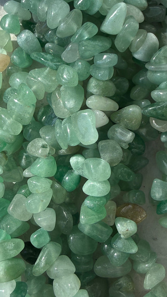 GEMSTONE CHIPS GREEN AVENTURINE 1 STRAND