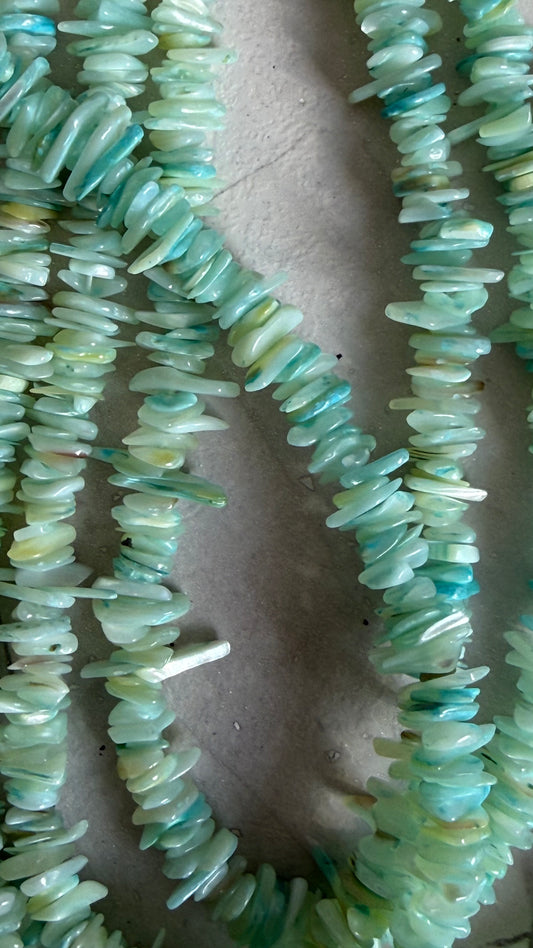 SHELL CHIPS AQUA YELLOW 1 STRAND