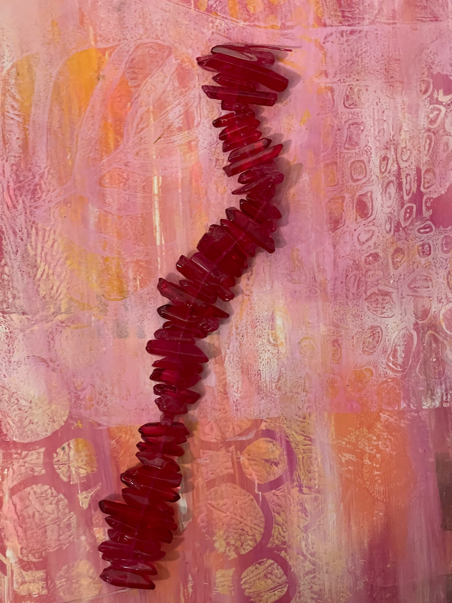 QUARTZ CRYSTAL CHIP 15-30MM CERISE  1 STRAND