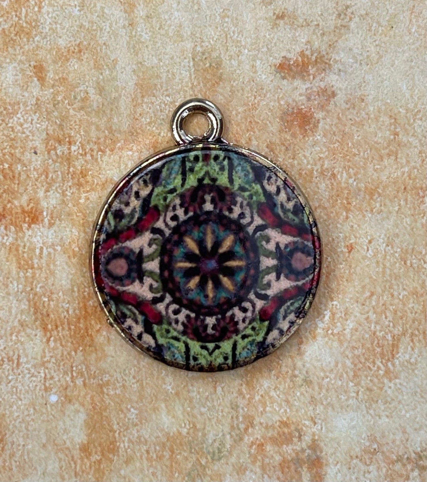 CHARM CIRCLE MANDALA GOLDPLATE 22MM WINE GREEN 1 PC