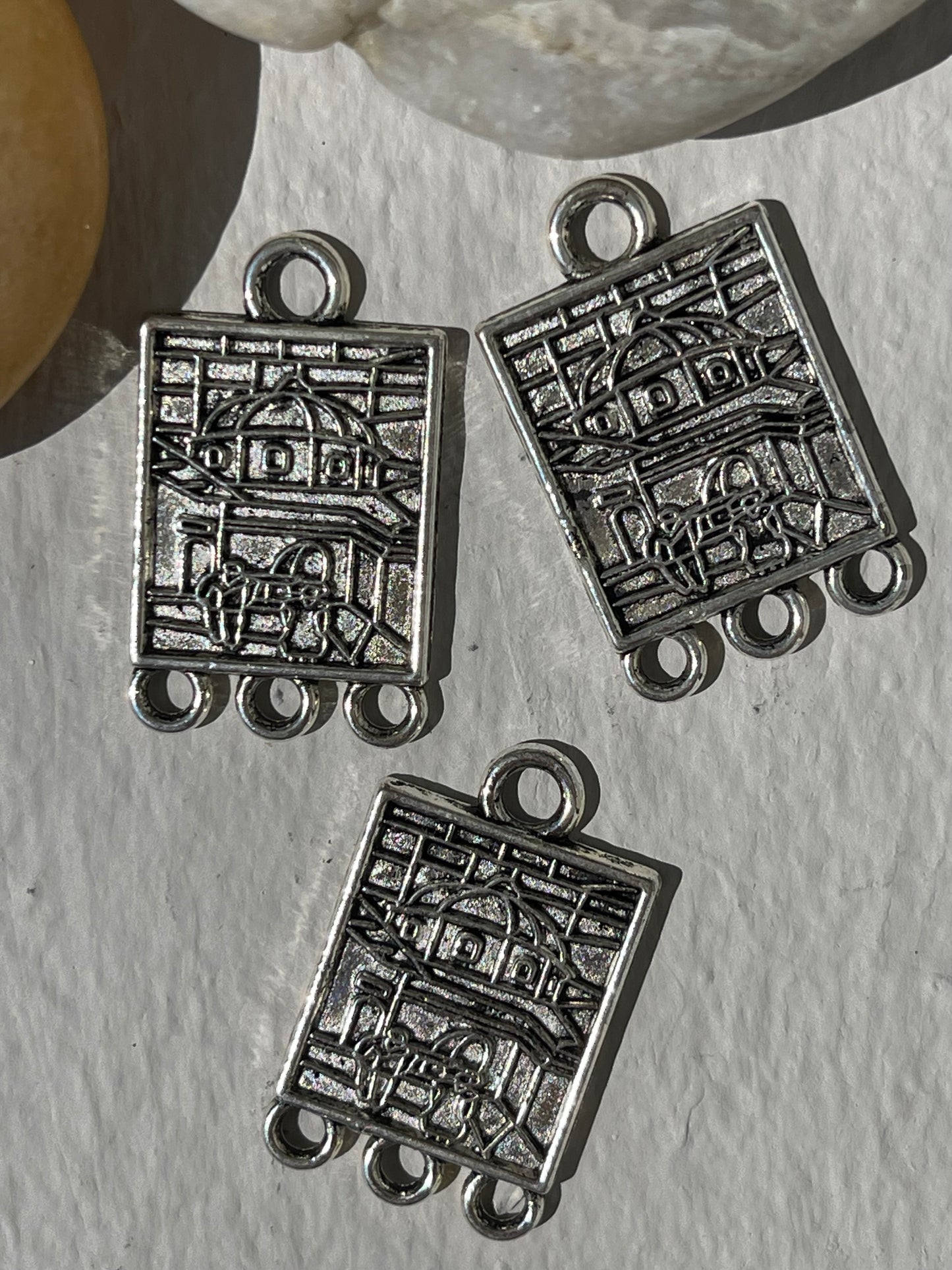 PENDANT  ANTIQUE CITY PEWTER 3 LOOPS 1 HANGER 3 PC