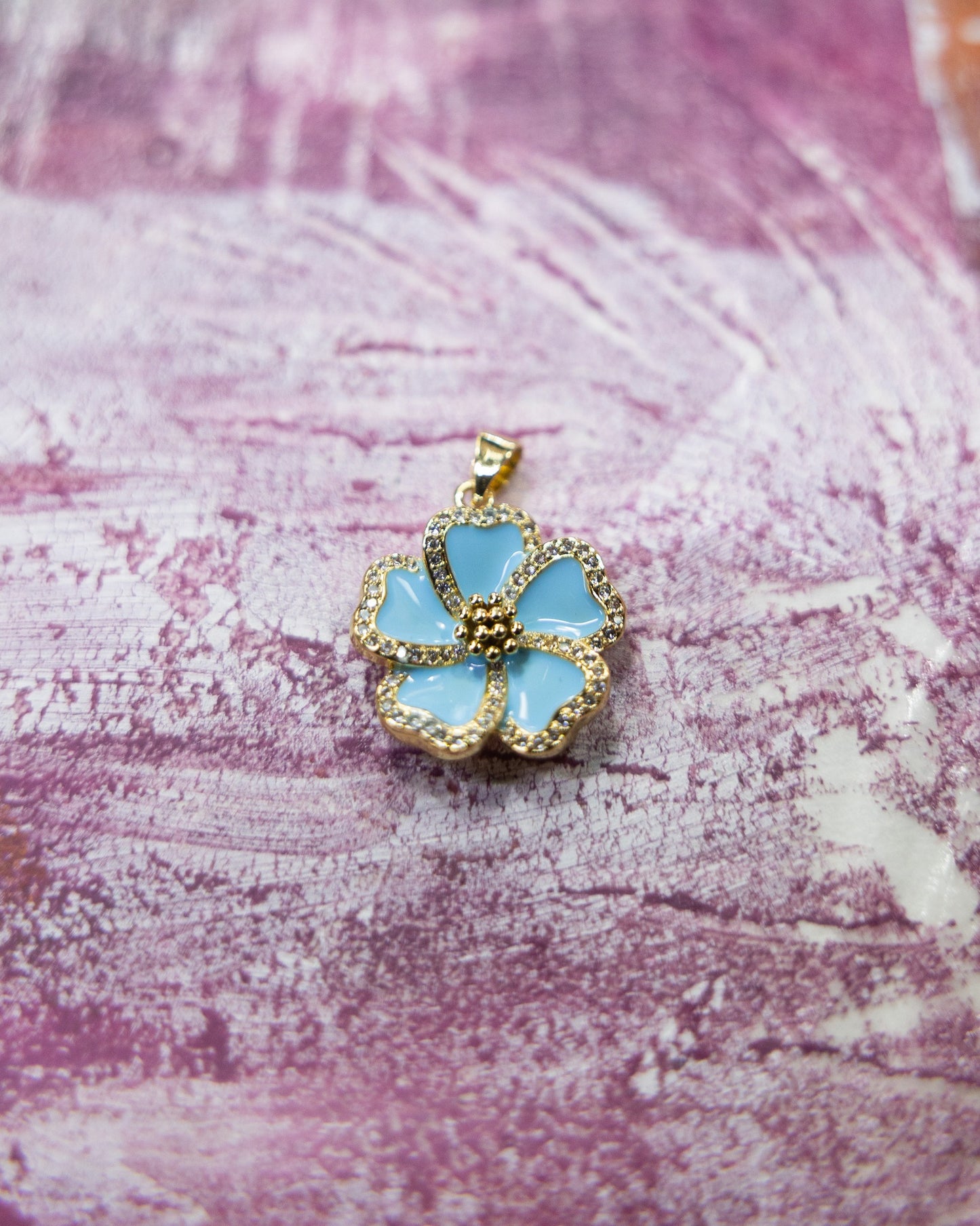 CHARM HIBISCUS ENAMEL PAVE GP 18KT